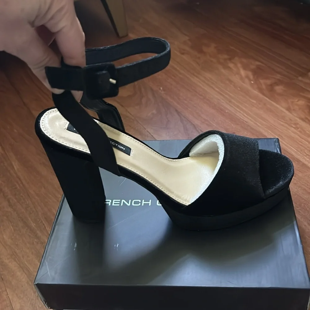 NIB |French Connection | Taryn platform sandals in black velvet | Size 11